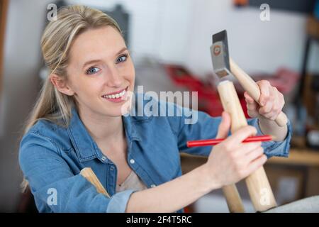 Frau, die in der Schreinerei arbeitet Stockfoto