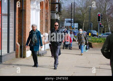 Tenterden, Kent, Großbritannien. März 2021, 23. UK Wetter: Sonnige Intervalle in der Stadt Tenterden in Kent, während Menschen auf Bänken sitzen, die warme Frühlingssonne ausnutzen. Foto-Kredit: Paul Lawrenson /Alamy Live Nachrichten Stockfoto