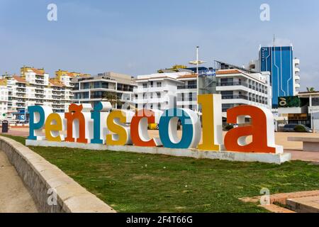 Blick auf das Ortsschild und den Strand von Peniscola An der Costa del Azahar in Spanien Stockfoto