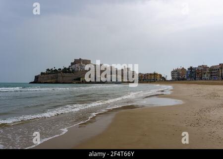 Ein Blick auf die Stadt und das Schloss auf dem Hügel Von Peniscola in Spanien Stockfoto