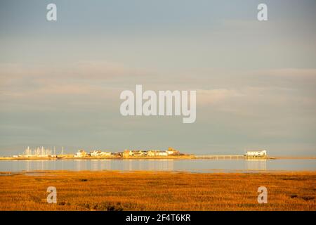 Blick auf Roa Island von Walney, Cumbria, Großbritannien, bei Sonnenuntergang. Stockfoto