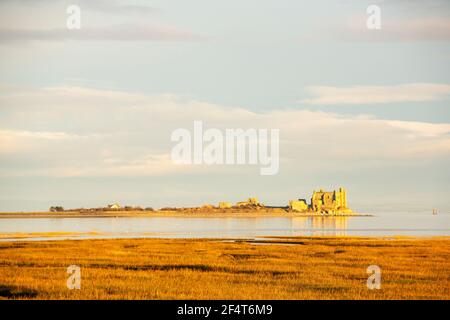 Blick auf Piel Island von Walney, Cumbria, Großbritannien, bei Sonnenuntergang. Stockfoto