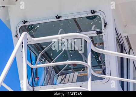 Detailbild eines Fensters auf der Inselfähre Stockfoto