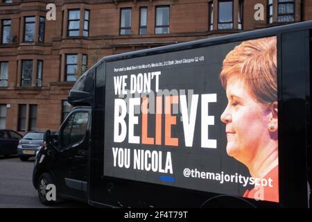 Glasgow, Großbritannien, am 23. März 2021. ‘Sturgeon resignieren’ und ‘We don’t believe you Nicola’ Kommentar auf der Seite eines digitalen Display-Van, die durch Nicola Sturgeons Wahlkreis in Govanhill, Glasgow und später heute vor dem schottischen Parlamentsgebäude in Edinburgh fahren, bezahlt durch Crowdfunding Kampagne von der Mehrheit, einer pro-Union Anti-SNP-Gruppe. Foto: Jeremy Sutton-Hibbert/Alamy Live News. Stockfoto