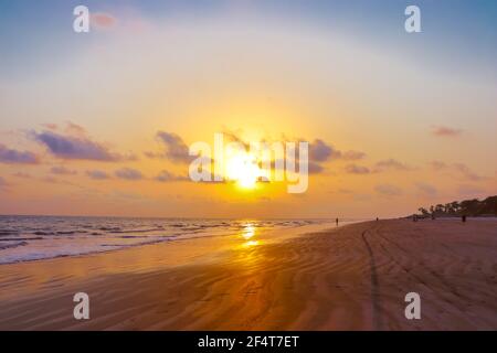 Sonnenuntergang Landschaft Foto von Kuakata Meer Strand . Abendhimmel auf nassem Sand reflektiert . Stockfoto