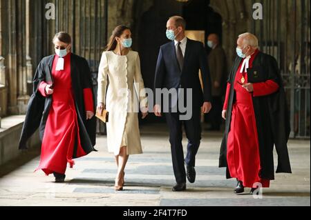 Der Herzog und die Herzogin von Cambridge (Mitte) mit dem Dekan von Westminster, Hochwürden Dr. David Hoyle (rechts) und Paul Baumann, Generalempfänger und Kapitelkaufmann, kommen zu einem Besuch im Impfzentrum in Westminster Abbey, London, Anerkennung der Bemühungen der an der Einführung des Covid-19-Impfstoffes beteiligten Personen. Bilddatum: Dienstag, 23. März 2021. Stockfoto