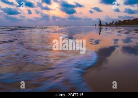 Sonnenuntergang Landschaft Foto von Kuakata Meer Strand . Abendhimmel auf nassem Sand reflektiert . Stockfoto