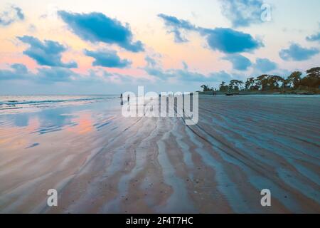 Sonnenuntergang Landschaft Foto von Kuakata Meer Strand . Abendhimmel auf nassem Sand reflektiert . Stockfoto