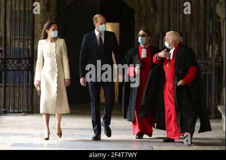 Der Herzog und die Herzogin von Cambridge (links) mit dem Dekan von Westminster, Hochwürden Dr. David Hoyle (rechts) und Paul Baumann, Generalempfänger und Kapitelkaufmann, kommen zu einem Besuch im Impfzentrum in Westminster Abbey, London, Anerkennung der Bemühungen der an der Einführung des Covid-19-Impfstoffes beteiligten Personen. Bilddatum: Dienstag, 23. März 2021. Stockfoto