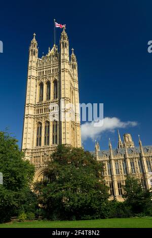 London, Vereinigtes Königreich - 11. September 2011: Das Parlamentsgebäude vom Victoria Tower Gardens aus gesehen, einem öffentlichen Park am Nordufer des Stockfoto