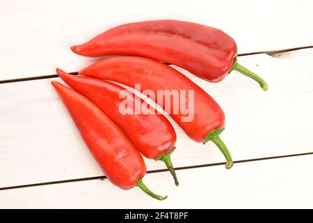 Ein paar reife Bio leckere süße Kapia Paprika auf einem natürlichen Holzhintergrund. Stockfoto