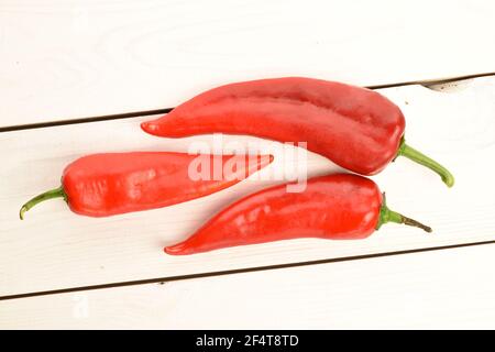 Ein paar reife Bio leckere süße Kapia Paprika auf einem natürlichen Holzhintergrund. Stockfoto