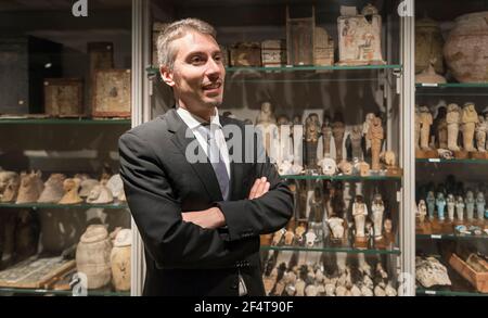 (210323) -- TURIN, 23. März 2021 (Xinhua) -- Undatierte Akte zeigt Christian Greco im Ägyptischen Museum in Turin, Italien. ZUM ARTIKEL 'Feature: Grounded Italian Museum Director Plans for post-COVID Future' (Courtesy of Egyptian Museum, Turin/Handout via Xinhua) Stockfoto