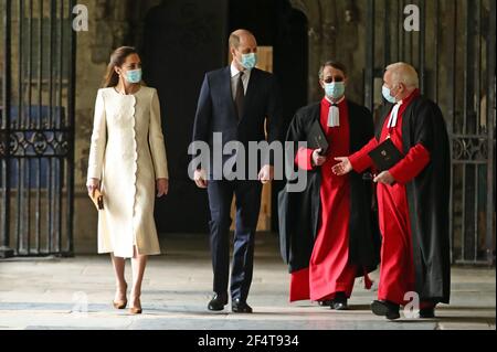 Der Herzog und die Herzogin von Cambridge (links) mit dem Dekan von Westminster, Hochwürden Dr. David Hoyle (rechts) und Paul Baumann, Generalempfänger und Kapitelkaufmann, kommen zu einem Besuch im Impfzentrum in Westminster Abbey, London, Anerkennung der Bemühungen der an der Einführung des Covid-19-Impfstoffes beteiligten Personen. Bilddatum: Dienstag, 23. März 2021. Stockfoto