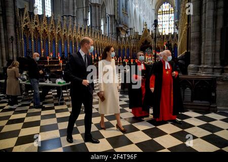 Der Herzog und die Herzogin von Cambridge (links) mit dem Dekan von Westminster, Hochwürden Dr. David Hoyle (rechts) und Paul Baumann, Generalempfänger und Kapitelkaufmann, kommen zu einem Besuch im Impfzentrum in Westminster Abbey, London, Anerkennung der Bemühungen der an der Einführung des Covid-19-Impfstoffes beteiligten Personen. Bilddatum: Dienstag, 23. März 2021. Stockfoto