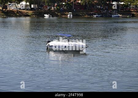 BARRA BONITA, BRASILIEN, SÜDAMERIKA, ÜLG, 29, 2018, Boot. Blick auf ein Freizeit-Motorboot auf dem Tiete Fluss in einer Stadt im Inneren von Sao Paulo, Braz Stockfoto