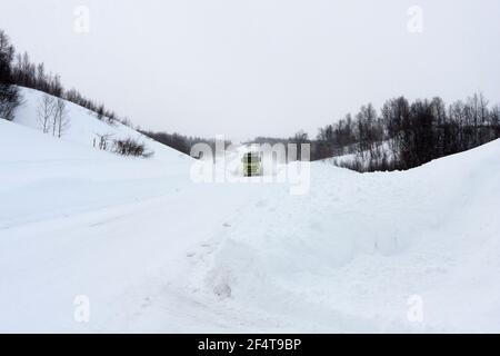 EUROPÄISCHE ROUTE 12, SCHWEDEN AM 12. MÄRZ 2012. LKW bei schneebedecktem Wetter. Neu herabgefallener Schnee. Starke Schneeverwehung. Redaktionelle Verwendung. Stockfoto