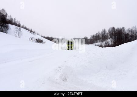 EUROPÄISCHE ROUTE 12, SCHWEDEN AM 12. MÄRZ 2012. LKW bei schneebedecktem Wetter. Neu herabgefallener Schnee. Starke Schneeverwehung. Redaktionelle Verwendung. Stockfoto