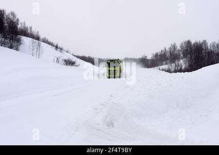 EUROPÄISCHE ROUTE 12, SCHWEDEN AM 12. MÄRZ 2012. LKW bei schneebedecktem Wetter. Neu herabgefallener Schnee. Starke Schneeverwehung. Redaktionelle Verwendung. Stockfoto