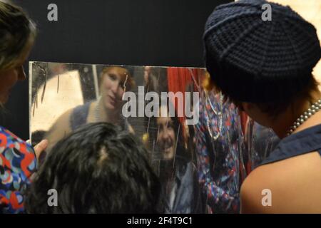 MARILIA, SAO PAULO, BRASILIEN, SÜDAMERIKA, MAI, 23, 2018. Junge Mädchen und Jungen vor Aluminiumfolie mit abstrakten Stil Reflexion im Studio Foto Stockfoto