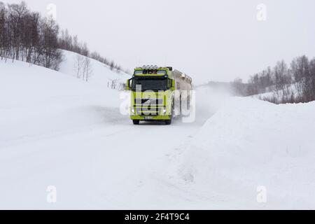 EUROPÄISCHE ROUTE 12, SCHWEDEN AM 12. MÄRZ 2012. LKW bei schneebedecktem Wetter. Neu herabgefallener Schnee. Starke Schneeverwehung. Redaktionelle Verwendung. Stockfoto