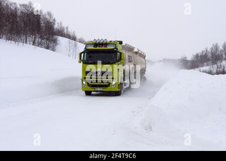 EUROPÄISCHE ROUTE 12, SCHWEDEN AM 12. MÄRZ 2012. LKW bei schneebedecktem Wetter. Neu herabgefallener Schnee. Starke Schneeverwehung. Redaktionelle Verwendung. Stockfoto