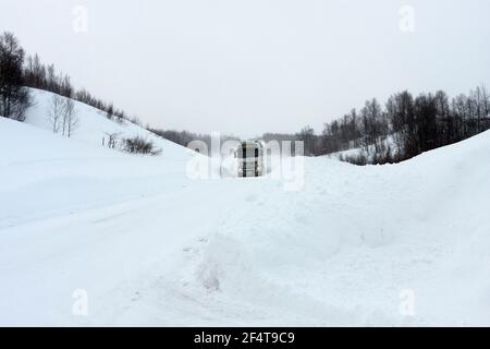 EUROPÄISCHE ROUTE 12, SCHWEDEN AM 12. MÄRZ 2012. LKW bei schneebedecktem Wetter. Neu herabgefallener Schnee. Starke Schneeverwehung. Redaktionelle Verwendung. Stockfoto