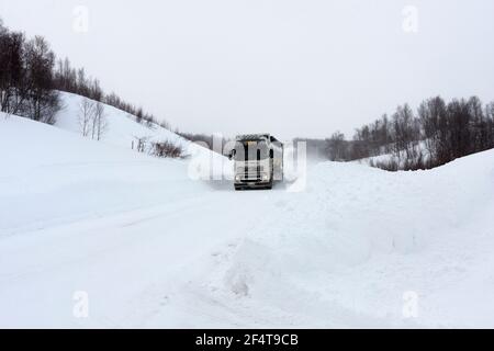 EUROPÄISCHE ROUTE 12, SCHWEDEN AM 12. MÄRZ 2012. LKW bei schneebedecktem Wetter. Neu herabgefallener Schnee. Starke Schneeverwehung. Redaktionelle Verwendung. Stockfoto