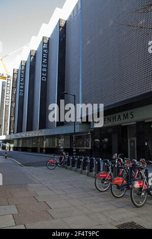 London, Großbritannien - 26. Februar 2021: Blick entlang der Seite des ehemaligen Debenhams-Flagship-Kaufhauses in der Oxford Street, London, das jetzt PE geschlossen hat Stockfoto