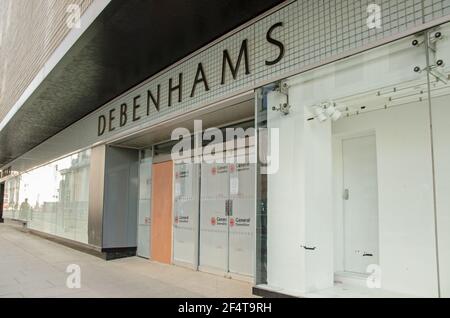 London, Großbritannien - 26. Februar 2021: Eingang zur ehemaligen Flagship-Filiale des Debenhams Kaufhauses in der Londoner Oxford Street. Die s Stockfoto