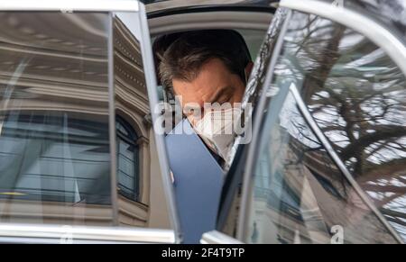 München, Deutschland. März 2021, 23rd. Der bayerische Ministerpräsident Markus Söder (CSU) steigt nach der Kabinettssitzung aus seinem Dienstwagen aus, um an einer Abschlusspressekonferenz teilzunehmen. Quelle: Peter Kneffel/dpa-Pool/dpa/Alamy Live News Stockfoto