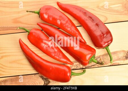 Ein paar reife Bio leckere süße Kapia Paprika auf einem natürlichen Holzhintergrund. Stockfoto