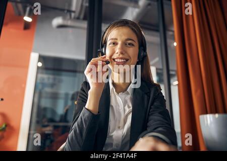 Lächelnder Mitarbeiter, der über Skype im Büro kommuniziert Stockfoto