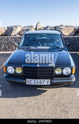 Alter Mercedes Benz Oldtimer, Modell 300D geparkt in Caleta de Fuste, Fuerteventura, Kanarische Inseln, Spanien, Stockfoto