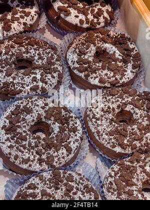 Konditorei mit Süßigkeiten Schokolade Donuts auf Vitrinentisch, Nahaufnahme Stockfoto