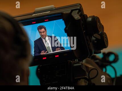 München, Deutschland. März 2021, 23rd. Der bayerische Ministerpräsident Markus Söder (CSU) nimmt nach der Kabinettssitzung an einer Abschlusspressekonferenz Teil und ist auf einem Kameradisplay zu sehen. Quelle: Peter Kneffel/dpa-Pool/dpa/Alamy Live News Stockfoto