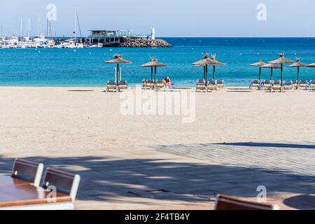 Playa del Castillo Strand mit Strohschirmen in Caleta de Fuste, Fuerteventura, Kanarische Inseln, Spanien, Stockfoto