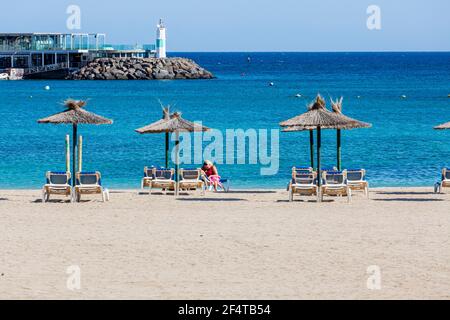 Playa del Castillo Strand mit Strohschirmen in Caleta de Fuste, Fuerteventura, Kanarische Inseln, Spanien, Stockfoto