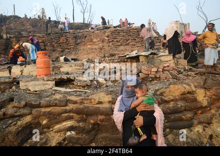 Massives Feuer zerstört am Montag, den 22. März, rund 10.000 Häuser und 15 Tote im Rohingya-Flüchtlingslager in Cox'x BCox's Bazar, Bangladesch Stockfoto