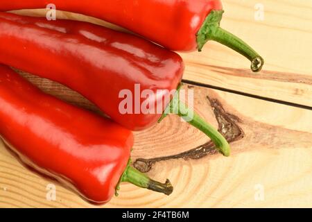 Ein paar reife Bio leckere süße Kapia Paprika auf einem natürlichen Holzhintergrund. Stockfoto