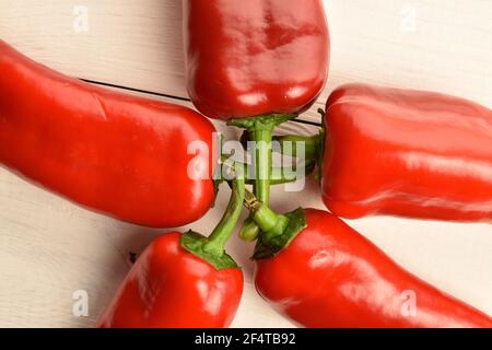 Ein paar reife Bio leckere süße Kapia Paprika auf einem natürlichen Holzhintergrund. Stockfoto