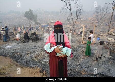 Massives Feuer zerstört am Montag, den 22. März, rund 10.000 Häuser und 15 Tote im Rohingya-Flüchtlingslager in Cox'x BCox's Bazar, Bangladesch Stockfoto