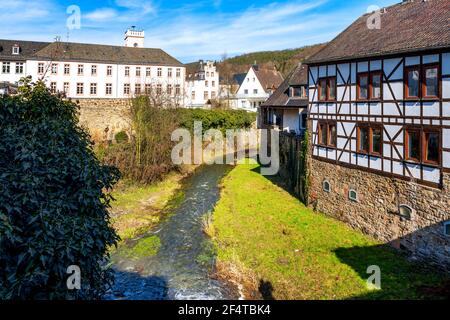 Stadtbild von Bad Münstereifel. Bad Münstereifel ist ein historischer Kurort im Landkreis Euskirchen Stockfoto