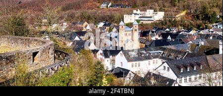 Panoramablick auf die Stadt Bad Münstereifel. Bad Münstereifel ist ein historischer Kurort im Landkreis Euskirchen Stockfoto