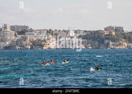 Berlin, Mallorca, Spanien. März 2021, 22nd. Kajakfahrer auf dem Weg zur Skyline von Palma de Mallorca. Quelle: John-Patrick Morarescu/ZUMA Wire/Alamy Live News Stockfoto