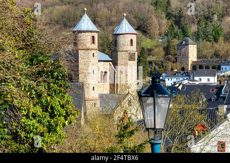 Blick auf die Katholische Stiftskirche St. Chrysanthus und Daria / St. Chrysanthus und Daria Katholische Stiftskirche in Bad Münstereifel. Bad Münster Stockfoto