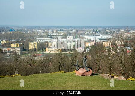 Chelm, Lubelskie, Polen - 30. März 2019: Panorama der Stadt Chelm und Statue des stehenden Jesus Stockfoto