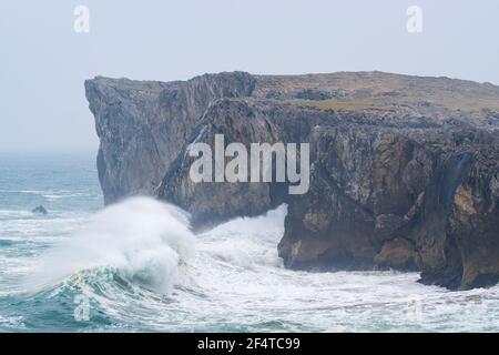 Wellen krachen gegen die karstigen Kalksteinfelsen in Asturien, Llanes Küste, Spanien Stockfoto