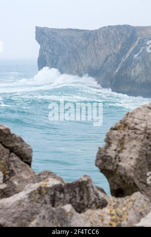 Wellen krachen gegen die karstigen Kalksteinfelsen in Asturien, Llanes Küste, Spanien Stockfoto