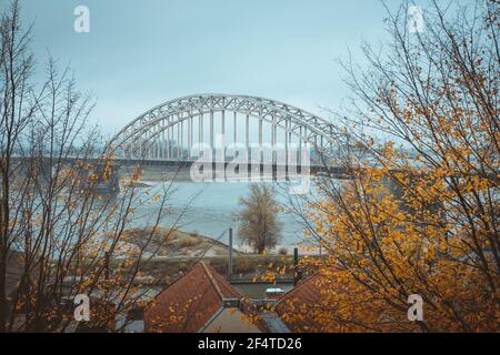 Brücke über den Waal bei Nijmegen in den Niederlanden im Herbst oder Herbst. Auf Niederländisch wird die Brücke Waalbrug genannt. Stockfoto